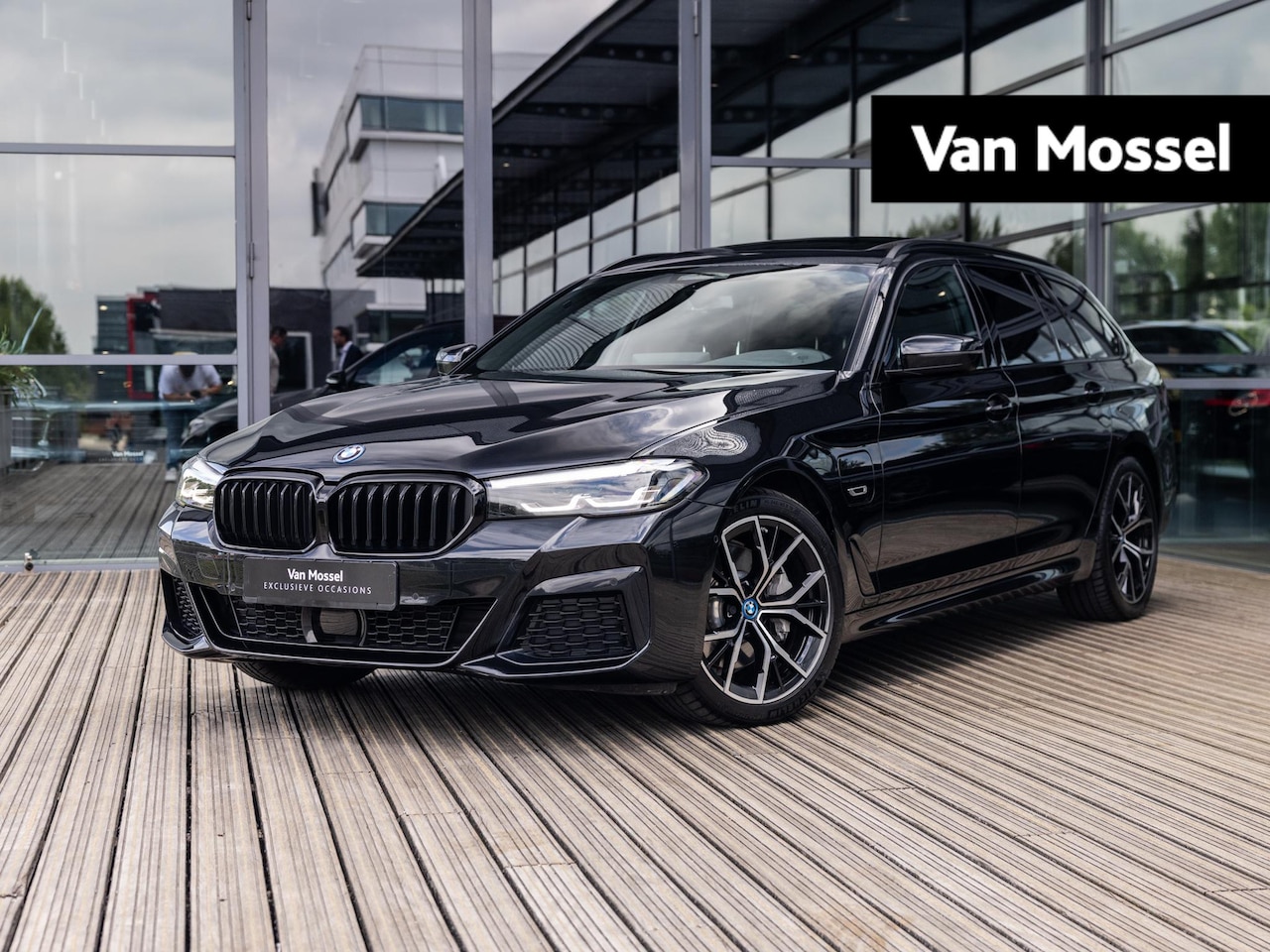 BMW 5-serie Touring - 530e xDrive Executive | M-SPORT | PANORAMA/SCHUIF-KANTELDAK | 19 INCH | APPLE CARPLAY | SH - AutoWereld.nl