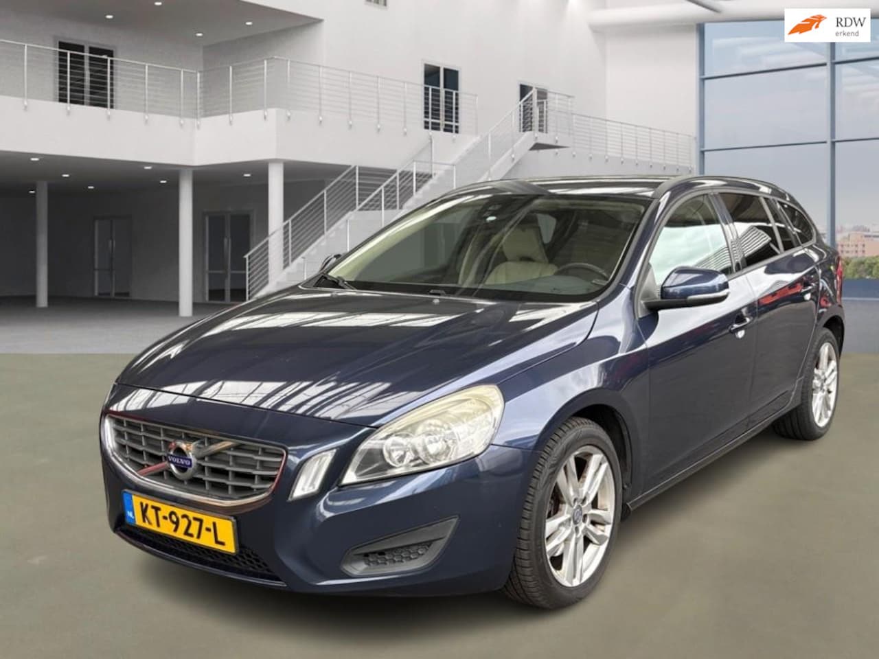 Volvo V60 - 1.6 DRIVe R-Design NAVI PSENSOR LEDER CRUISE 2 X SLEUTELS - AutoWereld.nl