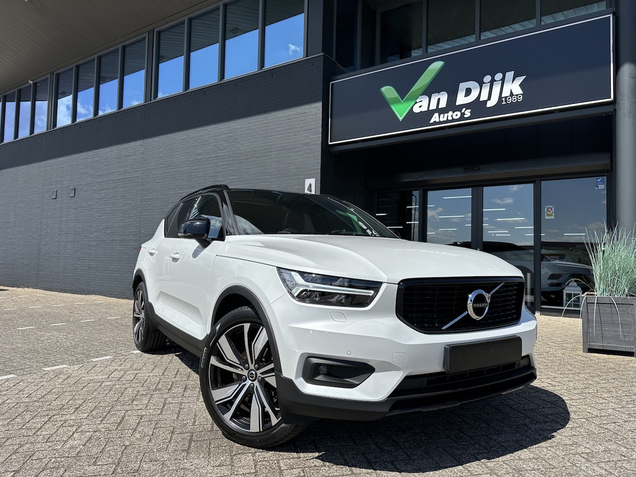 Volvo XC40 - 1.5 T5 Recharge R-Design Panodak - AutoWereld.nl