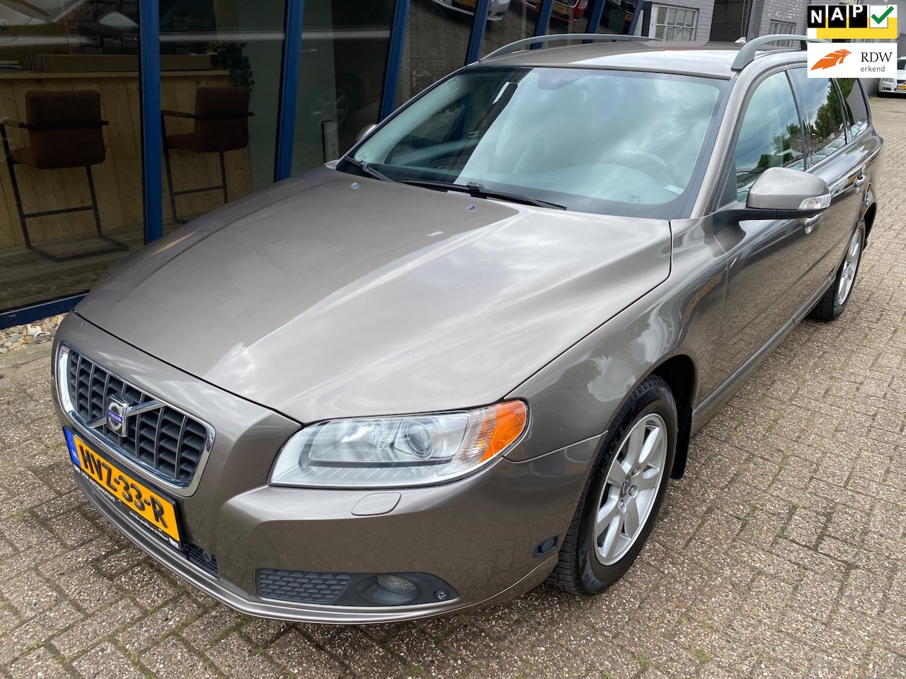 Volvo V70 - 2.5FT Momentum LEER / XENON / TREKHAAK - AutoWereld.nl