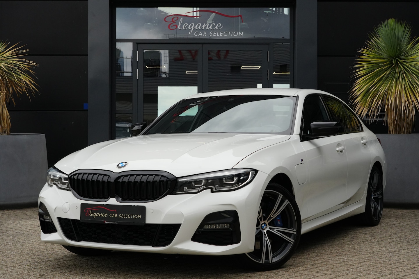BMW 3-serie - 330e M Sport High Executive 292pk Navigatie/HarmanKardon/Camera - AutoWereld.nl