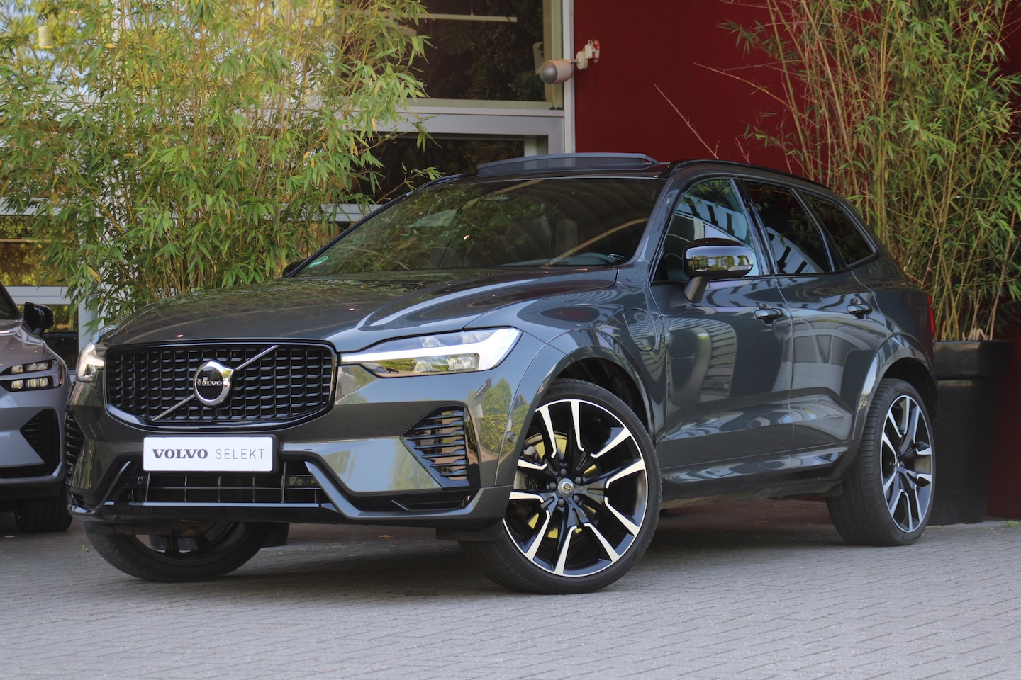 Volvo XC60 - 2.0 T6 Plug-in hybrid AWD R-Design | Panoramadak | Harman/Kardon | Head-up | Memory | Came - AutoWereld.nl