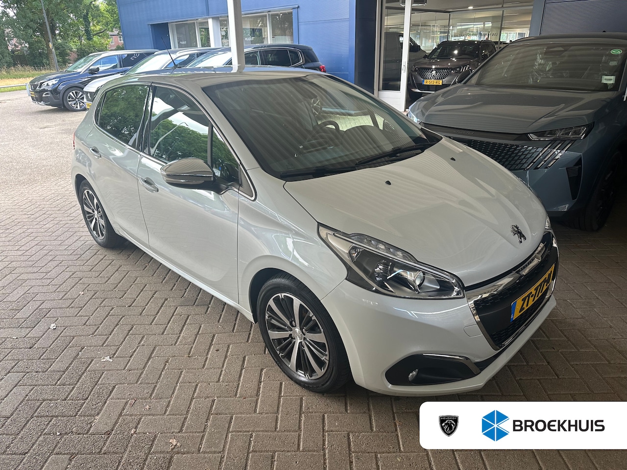 Peugeot 208 - 1.2 PureTech Allure | Achterbank in delen neerklapbaar | Audio installatie | Bestuurdersai - AutoWereld.nl