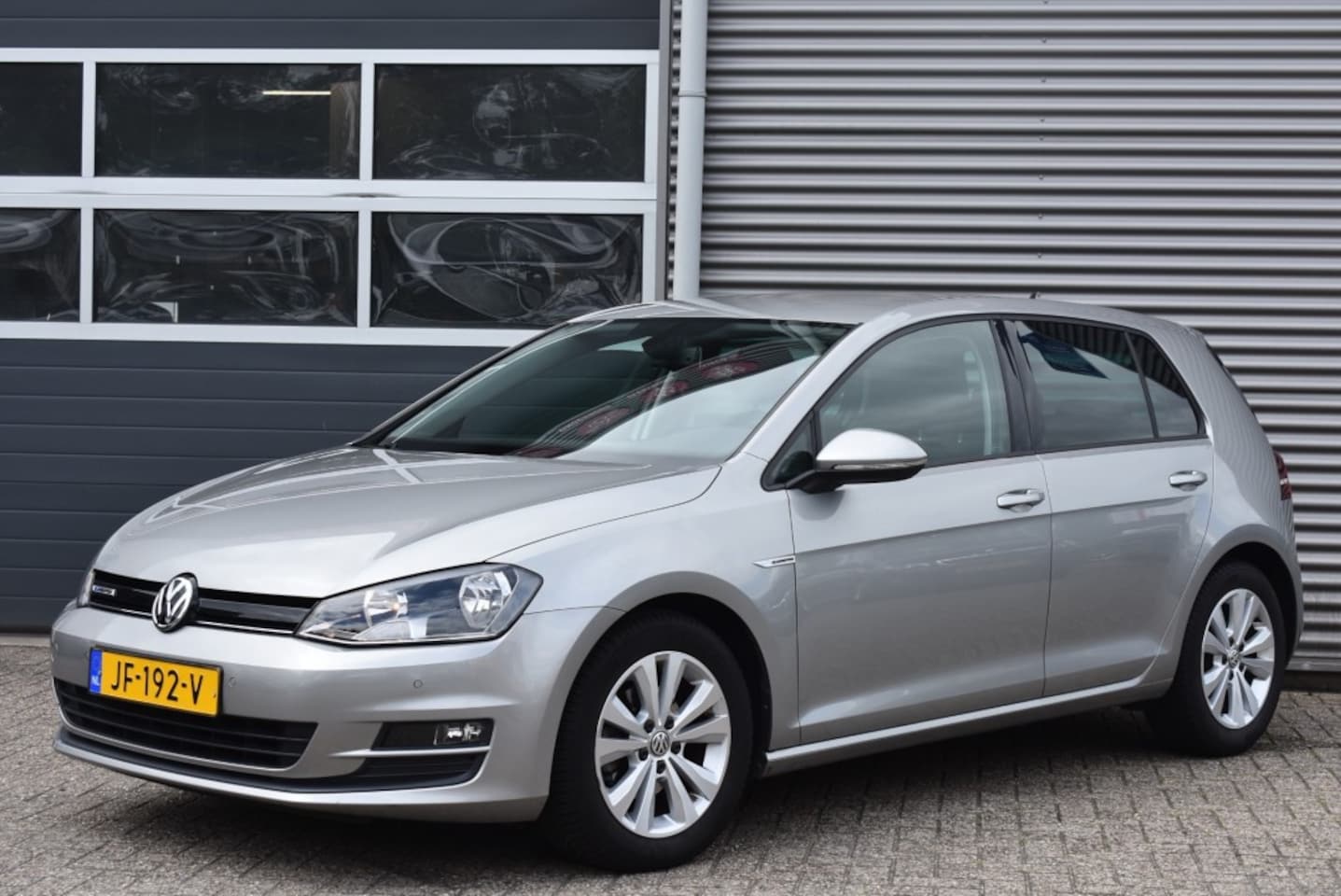 Volkswagen Golf - 1.0 TSI BNS ED. CON / APPLE CARPLAY / CLIMA / DEALER ONDERHOUDEN - AutoWereld.nl