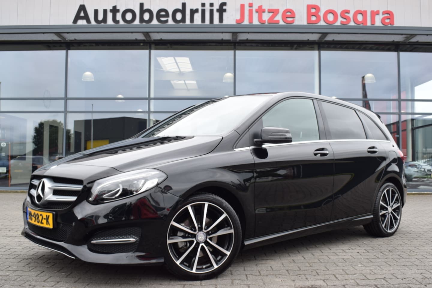 Mercedes-Benz B-klasse - 180 Automaat Activity Edition Zwart Leder | LED | Comand Full Map Navi | 18 Inch LMV - AutoWereld.nl