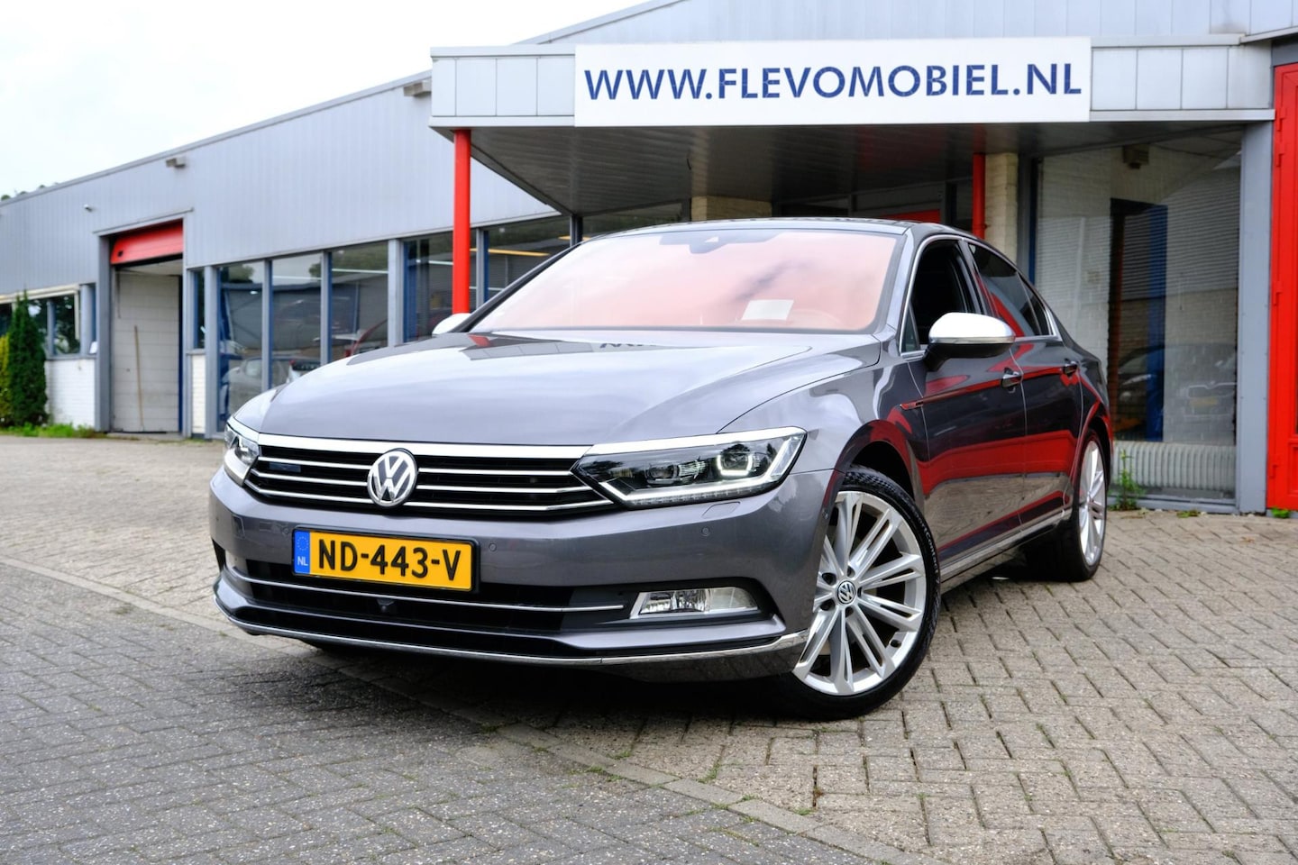 Volkswagen Passat - 2.0 TSI 4Motion Highline Aut. Pano|Leder|Carplay|Camera - AutoWereld.nl