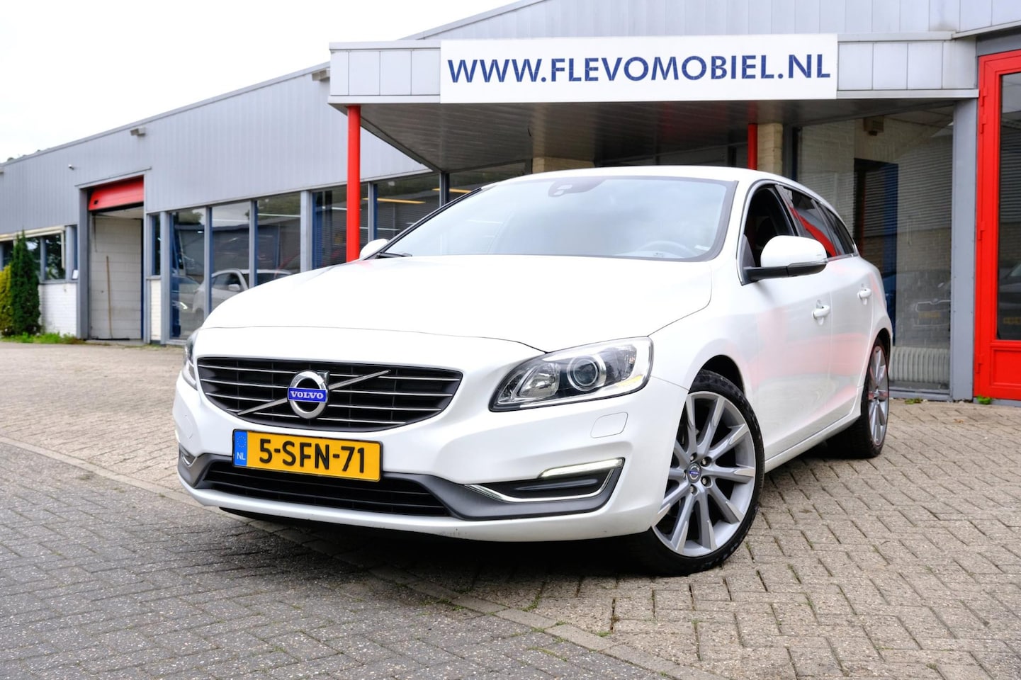 Volvo V60 - 1.6 D2 Summum Xenon|Leder|LMV|Navi - AutoWereld.nl