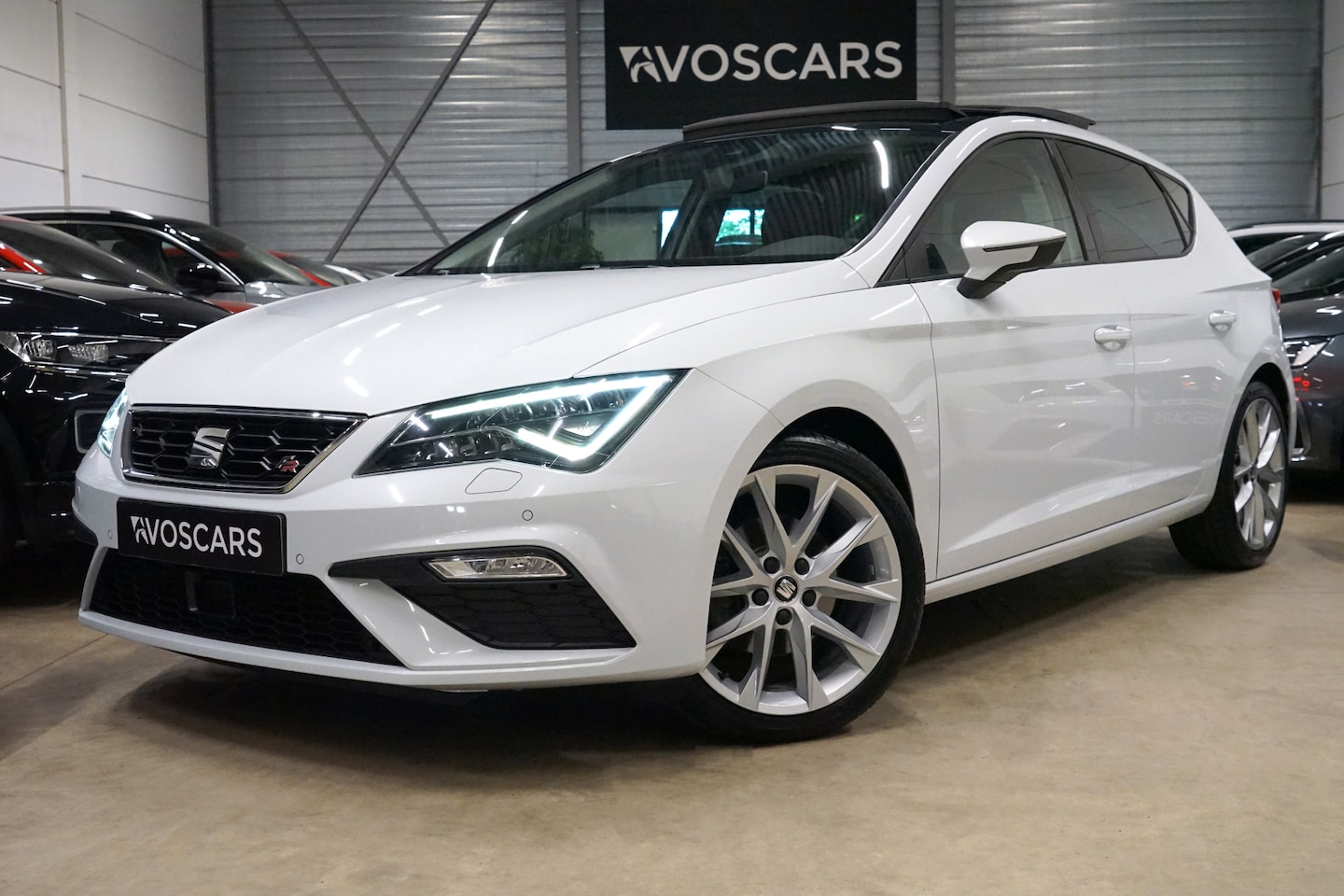 SEAT Leon - 1.5 TSI FR DSG * Trekhaak - Pano - Virtual - Beats - ACC - Lane - 18" - Alcantara - App * - AutoWereld.nl