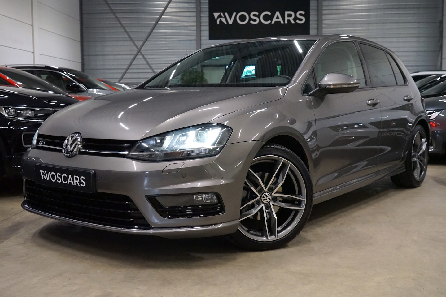 Volkswagen Golf - 1.4 TSI R-Line DSG * Keyless - App - Navi - 18" - Massage - Xenon - LED * - AutoWereld.nl