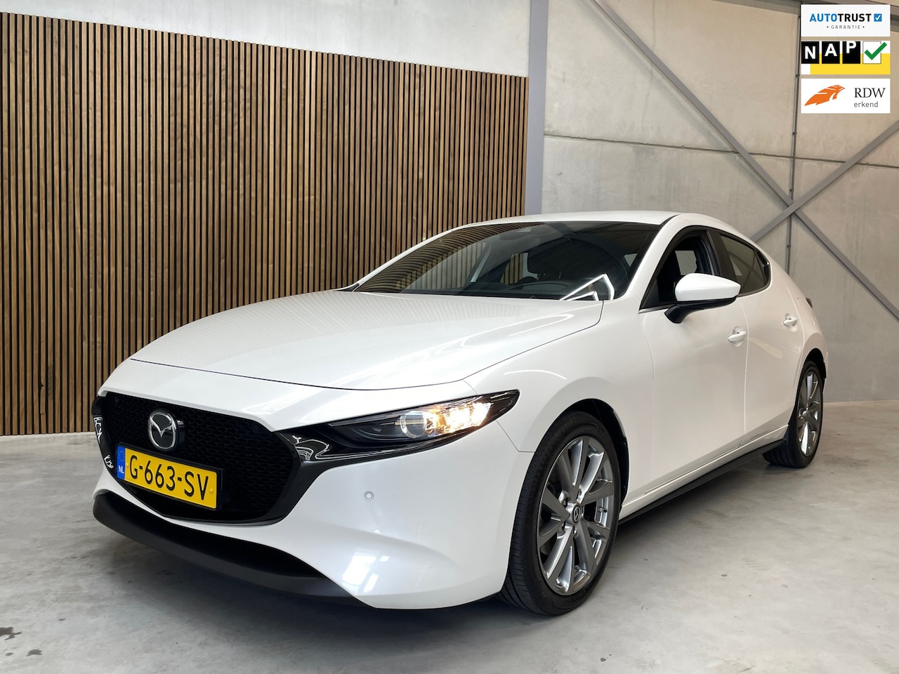 Mazda 3 - 2.0 e-SkyActiv-X M Hybrid 180 Comfort met Bose LED HUD - AutoWereld.nl