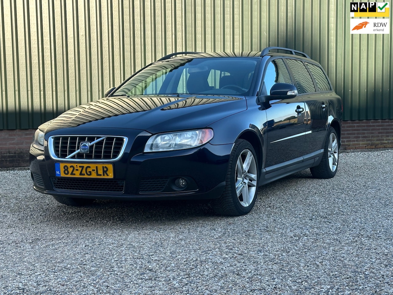 Volvo V70 - 2.5T Kinetic/17 inch/Trekhaak/Dealeronderhouden - AutoWereld.nl