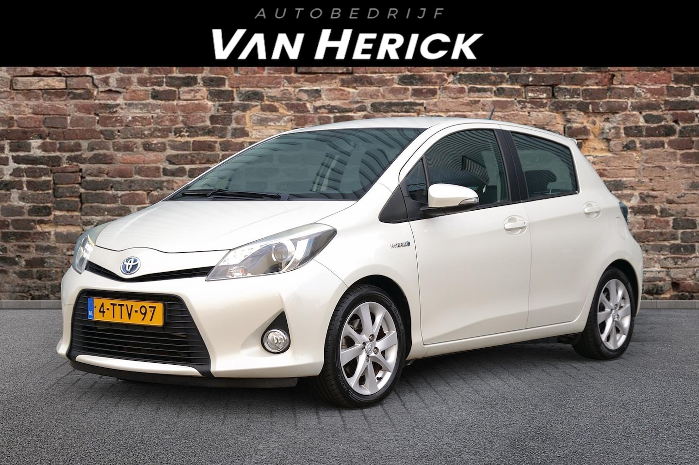 Toyota Yaris - 1.5 Full Hybrid Dynamic | LM Velgen | Airco - AutoWereld.nl