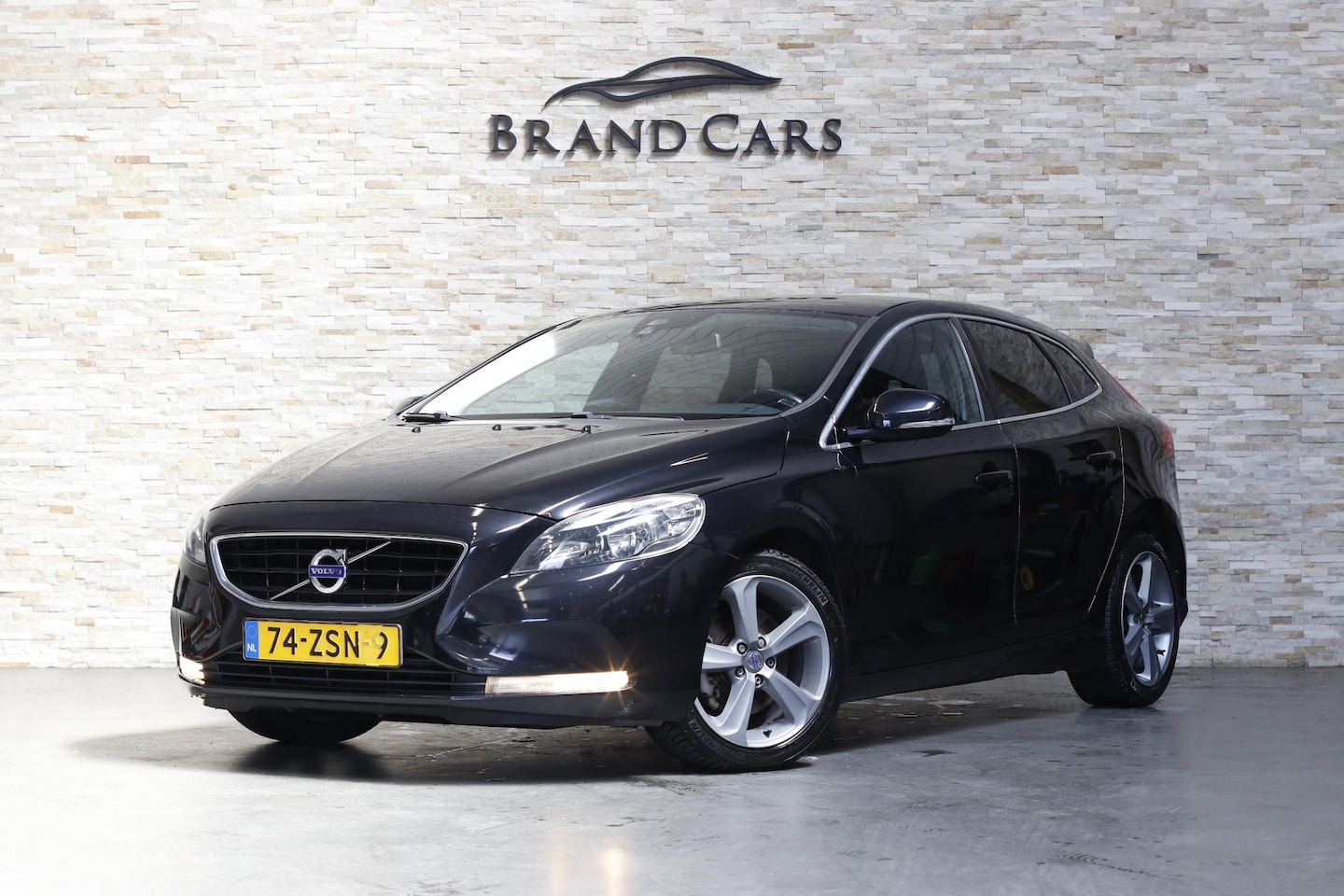 Volvo V40 - 1.6 T3 Momentum | CAMERA | NAVI | KEYLESS | NAP | ORIG NL | - AutoWereld.nl