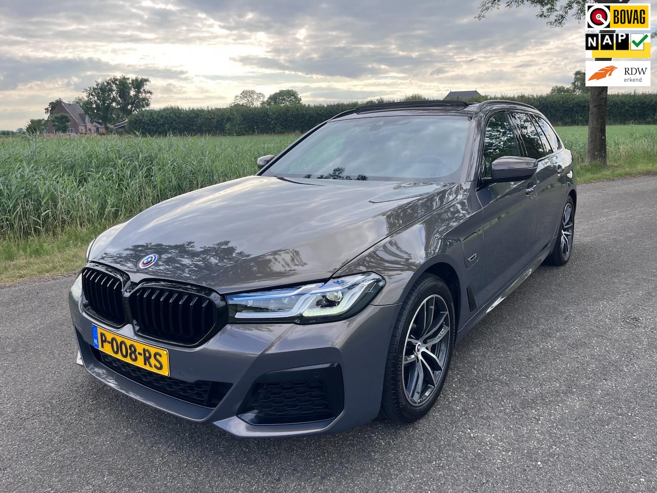 BMW 5-serie Touring - 520e M Sport | Panorama |Laser | Trekhaak - AutoWereld.nl