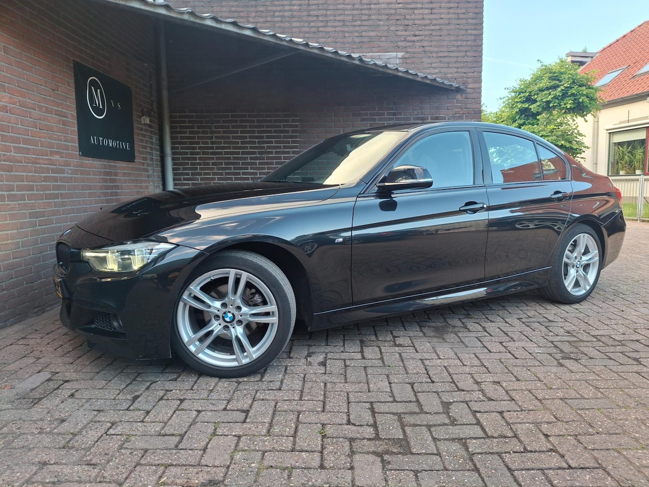 BMW 3-serie - 318i M-Sport Shadow Line Apple Carplay / Led Verlichting / Navigatie / Stoelverwarming / B - AutoWereld.nl