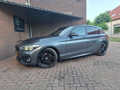 BMW 1-serie - 118i M-Sport Shadow Line Apple Carplay/ Navigatie / Led Verlichting / Lederen Bekleding /