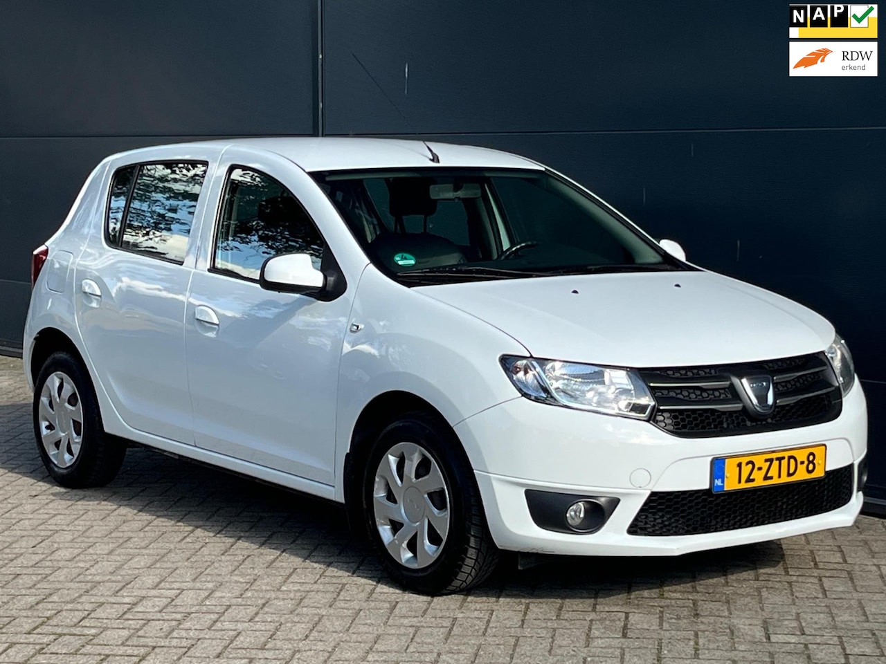 Dacia Sandero - 0.9 TCe Lauréate AIRCO CRUISE NAVI TREKHAAK - AutoWereld.nl