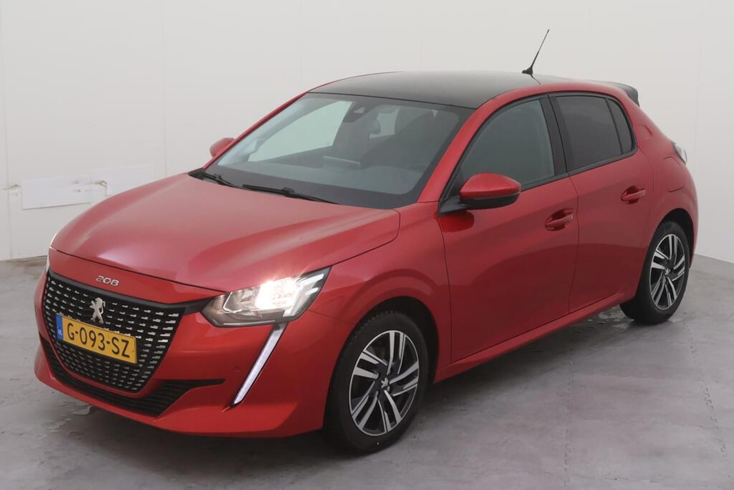 Peugeot 208 - 1.2 PureTech AUT ALLURE|PANO|CAM|NAP! - AutoWereld.nl