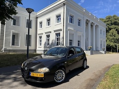 Alfa Romeo 147 - 1.6 16V 5 DRS, MOOI ROOD LEDER