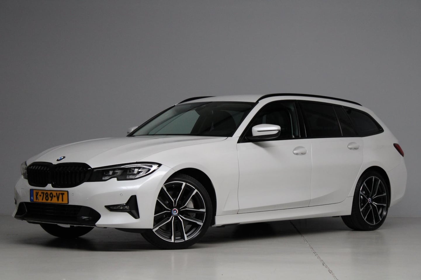 BMW 3-serie Touring - 330i High Executive | apple carplay | sportstoelen | afneembare trekhaak | led verlichting - AutoWereld.nl