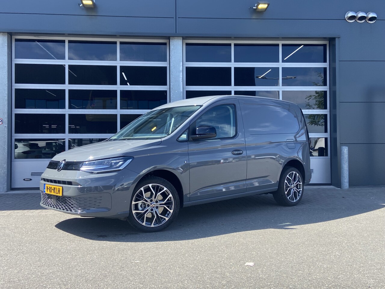 Volkswagen Caddy - | DSG | 18 " | Led | Digitaal Display | Trekhaak | Camera | Multistuur | Laadruimte Inrich - AutoWereld.nl