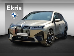 BMW iX - xDrive40 Sport Pakket | Luchtvering / Soft-Close / Panoramadak / Comfort Stoelen / Head-up