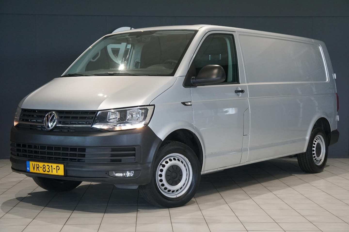 Volkswagen Transporter - 2.0 TDI L2H1 Highline + NAVI / TREKHAAK / SENSOREN / CRUISE CONTROL - AutoWereld.nl