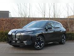BMW iX - XDrive 50 High Executive | Sportpakket | Skylounge | Luchtvering | Meesturende achteras |