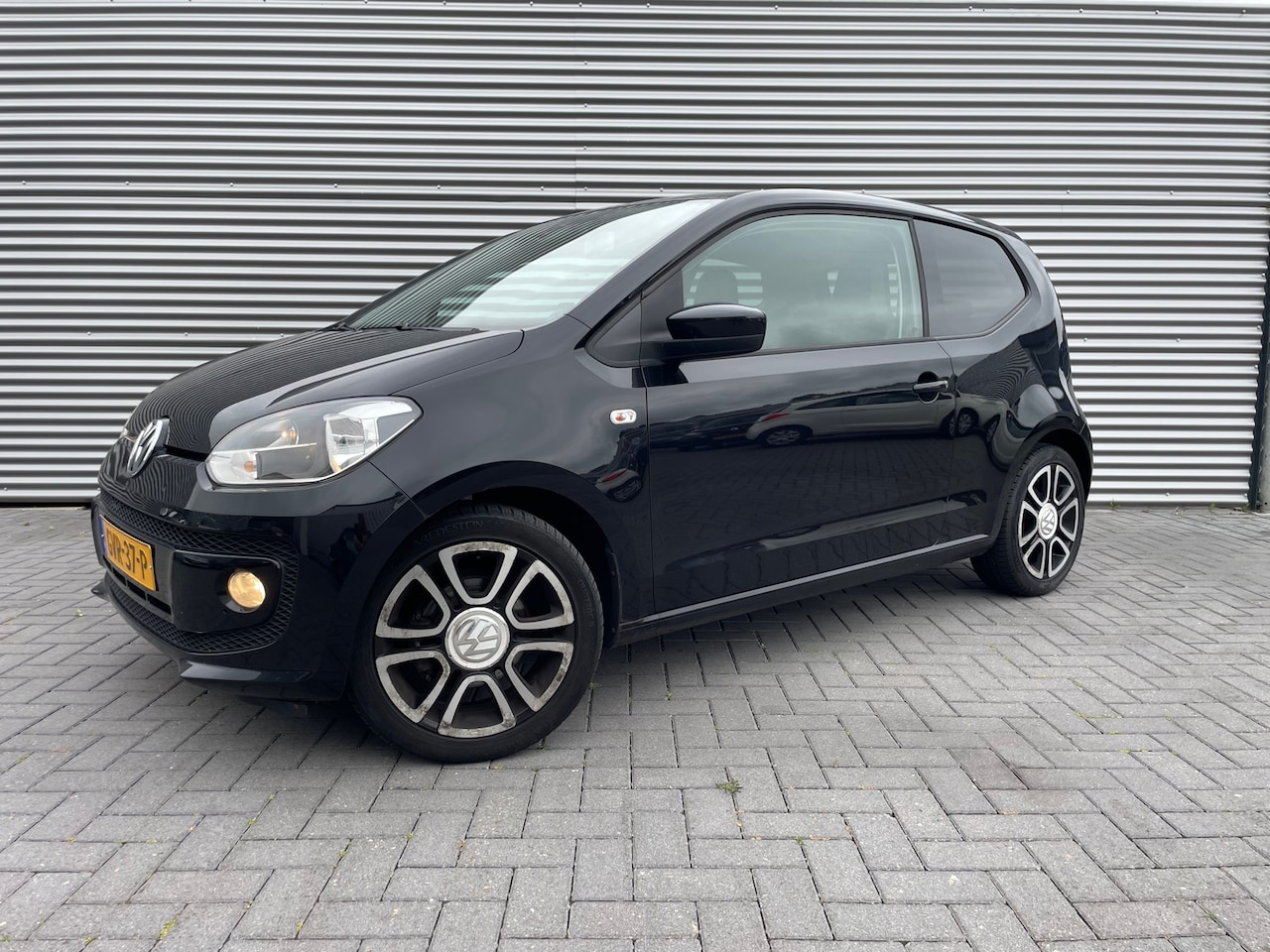 Volkswagen Up! - 1.0 BLACK up navi / cruise / lmv / 75 pk - AutoWereld.nl