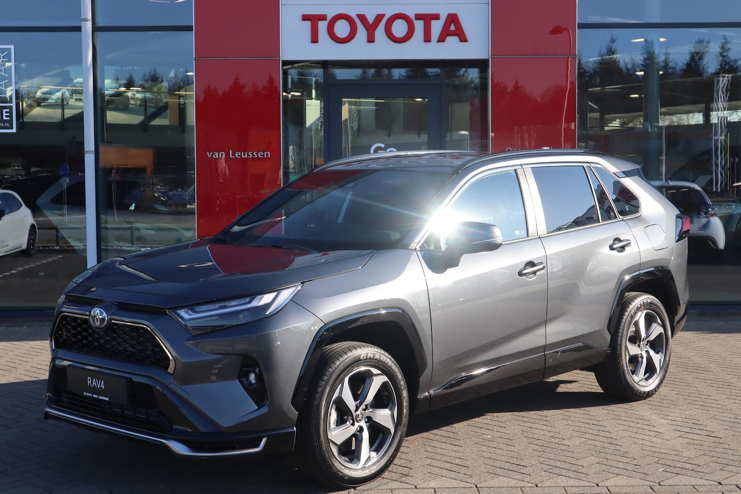 Toyota RAV4 - 2.5 PLUG-IN HYBRID AWD DYNAMIC NIEUW & DIRECT LEVERBAAR! STOELVERW. NAVI 1500KG TREKGEW. A - AutoWereld.nl