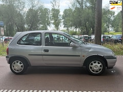 Opel Corsa - 1.2i-16V Strada AUTOMAATAPKLEUKE AUTO