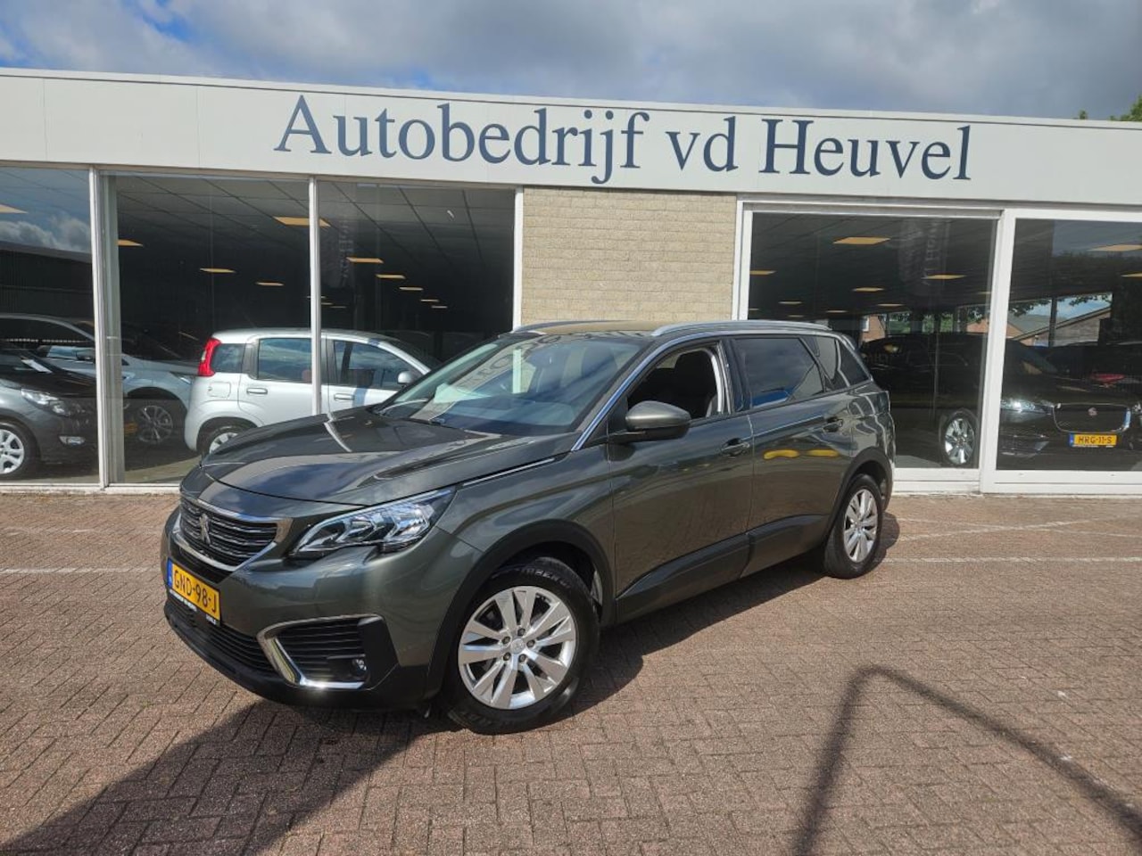Peugeot 5008 - 1.2 PureTech Blue Premium NIEUWE DISTRIBUTIE SET! * Carplay*Licht & regen sensor* Navigati - AutoWereld.nl