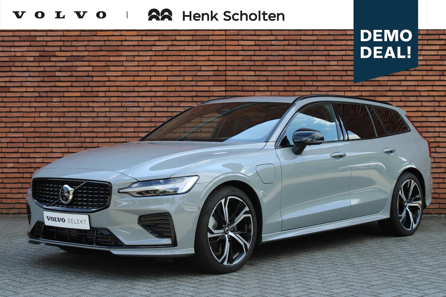 Volvo V60 - T6 Plug-in hybrid AWD Plus Dark | Verwarmbare stoelen voor/achter | Harman Kardon Audio in - AutoWereld.nl