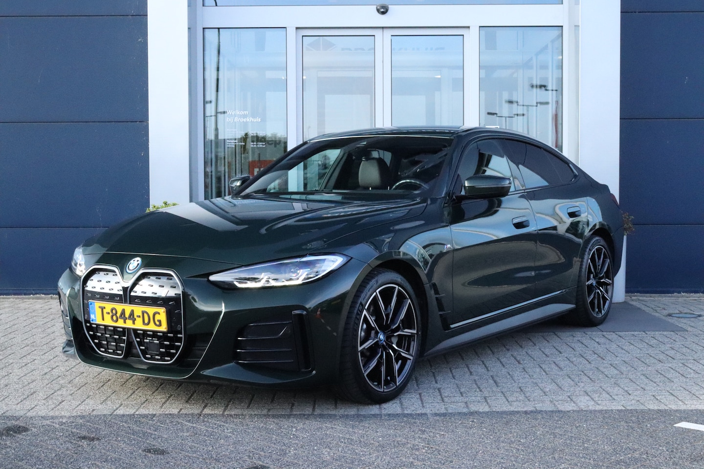 BMW i4 - eDrive40 High Executive 84 kWh Sanremo Grün | HUD | Camera | Carplay | Trekhaak | Elektris - AutoWereld.nl
