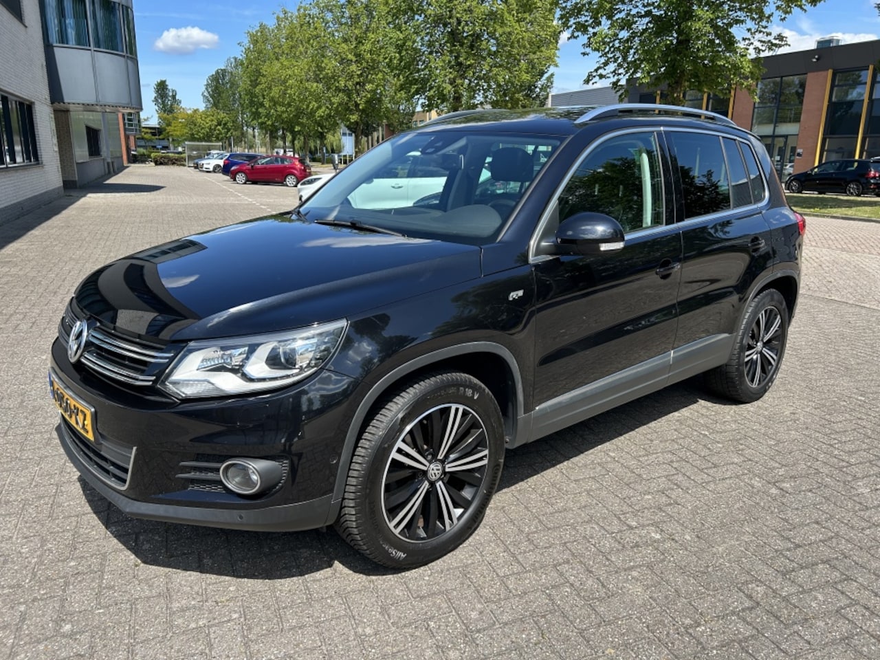 Volkswagen Tiguan - 2.0 TSI Sport&St.4M R-Line 180PK PANO LEER TRHK. - AutoWereld.nl