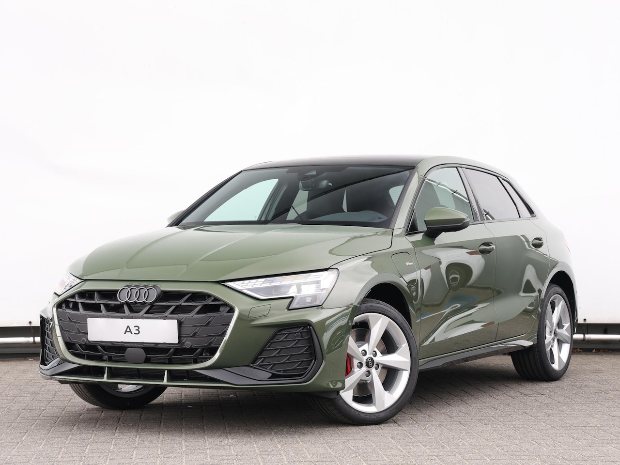 Audi A3 Sportback - S edition Competition 45 TFSI e 245 PK | Panodak | Sonos | Comfortpakket plus | - AutoWereld.nl