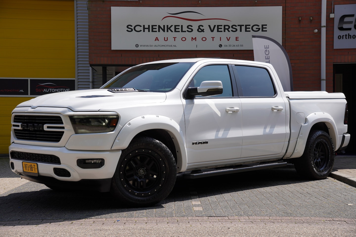 Dodge Ram 1500 - 5.7 V8 4x4 Crew Cab Sport / 20k Accessoires / Pano / Harman Kardon / Led / Camera / ACC / - AutoWereld.nl