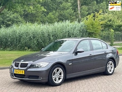 BMW 3-serie - 318i Business Line/AIRCO/CRUISE/LEDER/NAVI/PARKEERSENS VOOR-ACHTER/VERWARMDE VOORST/XENON