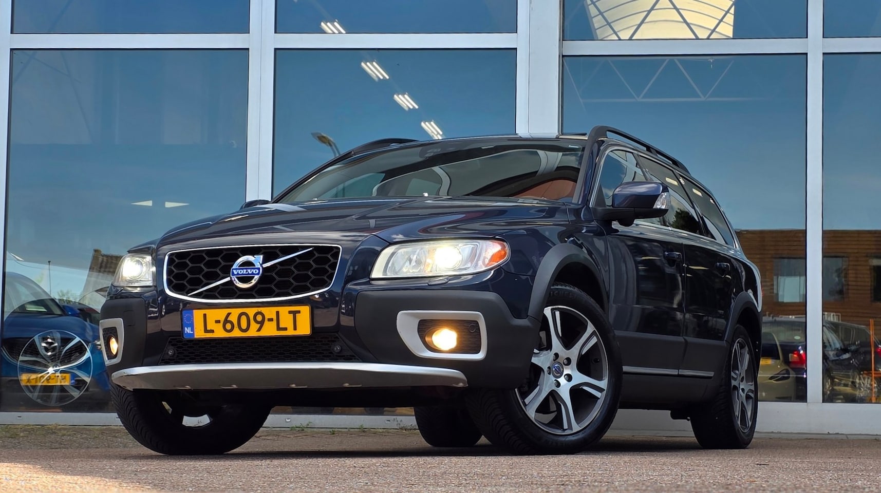 Volvo XC70 - 3.0 T6 Momentum Xenon Leer Navi Mooi! Trekhaak Vol!!! - AutoWereld.nl