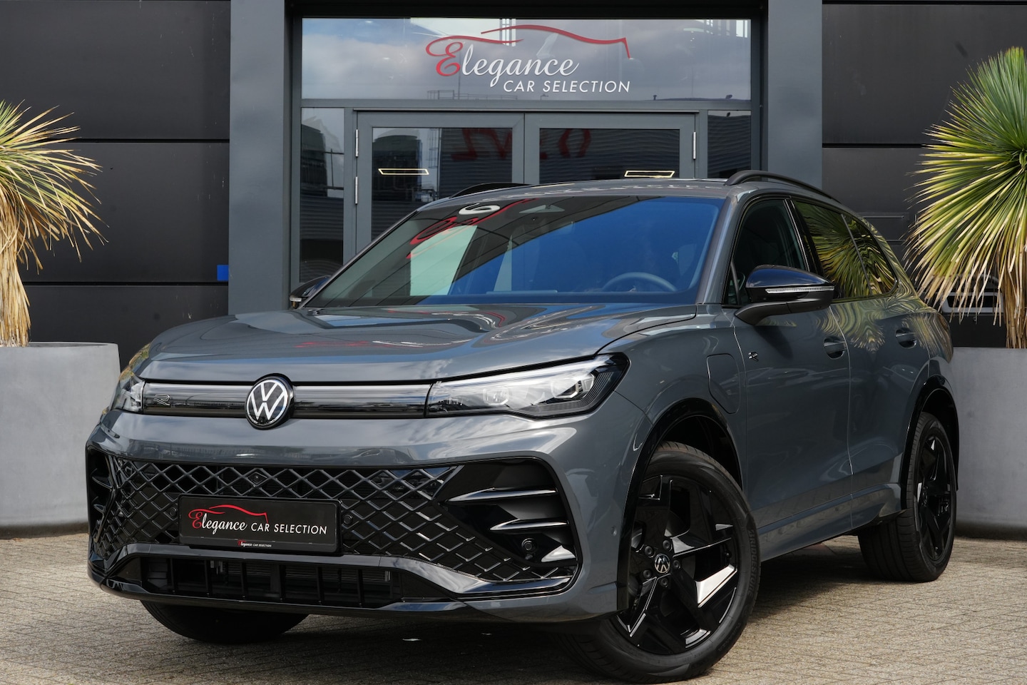 Volkswagen Tiguan - 1.5 eHybrid R-Line Edition 272 PK Panoramadak/IQ-Light/360Camera - AutoWereld.nl