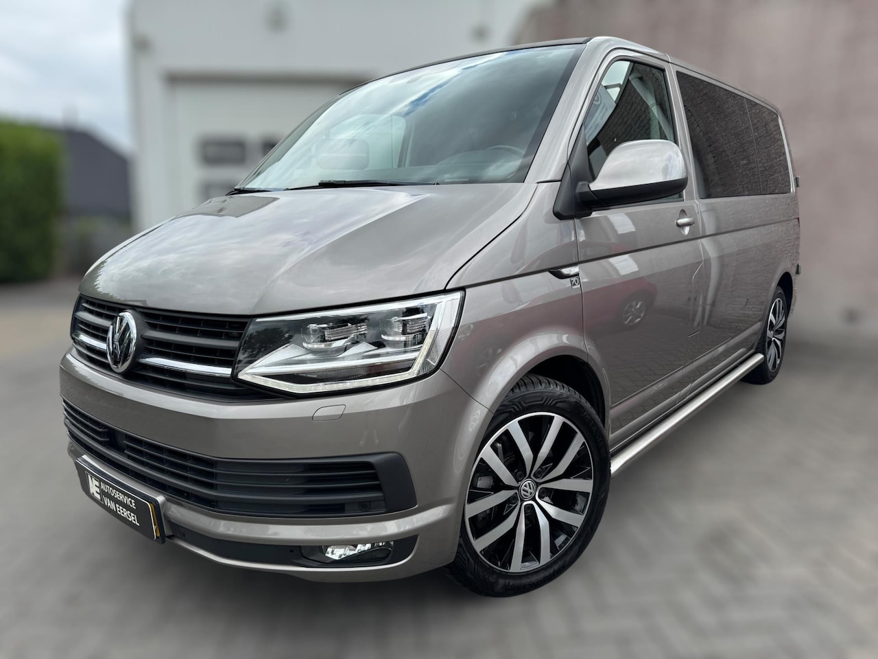 Volkswagen Transporter - 2.0 TDI L1H2 Highline 204PK / 70YEARS EDITION / TREKH. / BEAR-LOCK / LEDER / VOORRUITVERW. - AutoWereld.nl