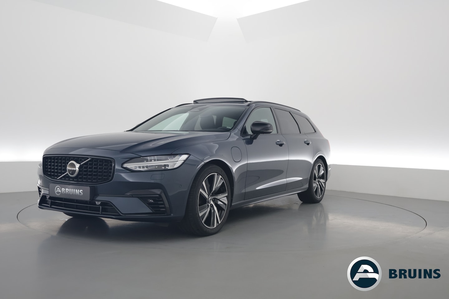Volvo V90 - 2.0 T6 AWD Recharge R-Design | Pano-dak | 360 camera | Trekhaak | H&K audio | - AutoWereld.nl