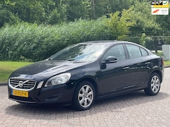 Volvo S60 - 1.6 T3 Kinetic/NIEUWE MOTOR GEPLAATS IN 2024 MET 90.000 KM/AIRCO/CRUISE/NAVI/PARKEERSENS A