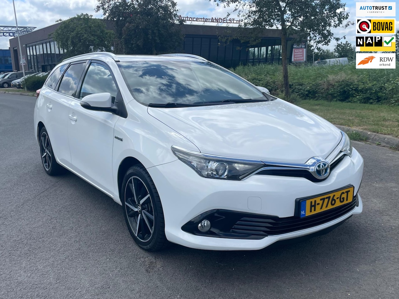 Toyota Auris Touring Sports - 1.8 Hybrid Volcano Edition 1.8 Hybrid Volcano Edition, Aut, Trekhaak, Cam, Cruise, Navi, Goed oh! - AutoWereld.nl