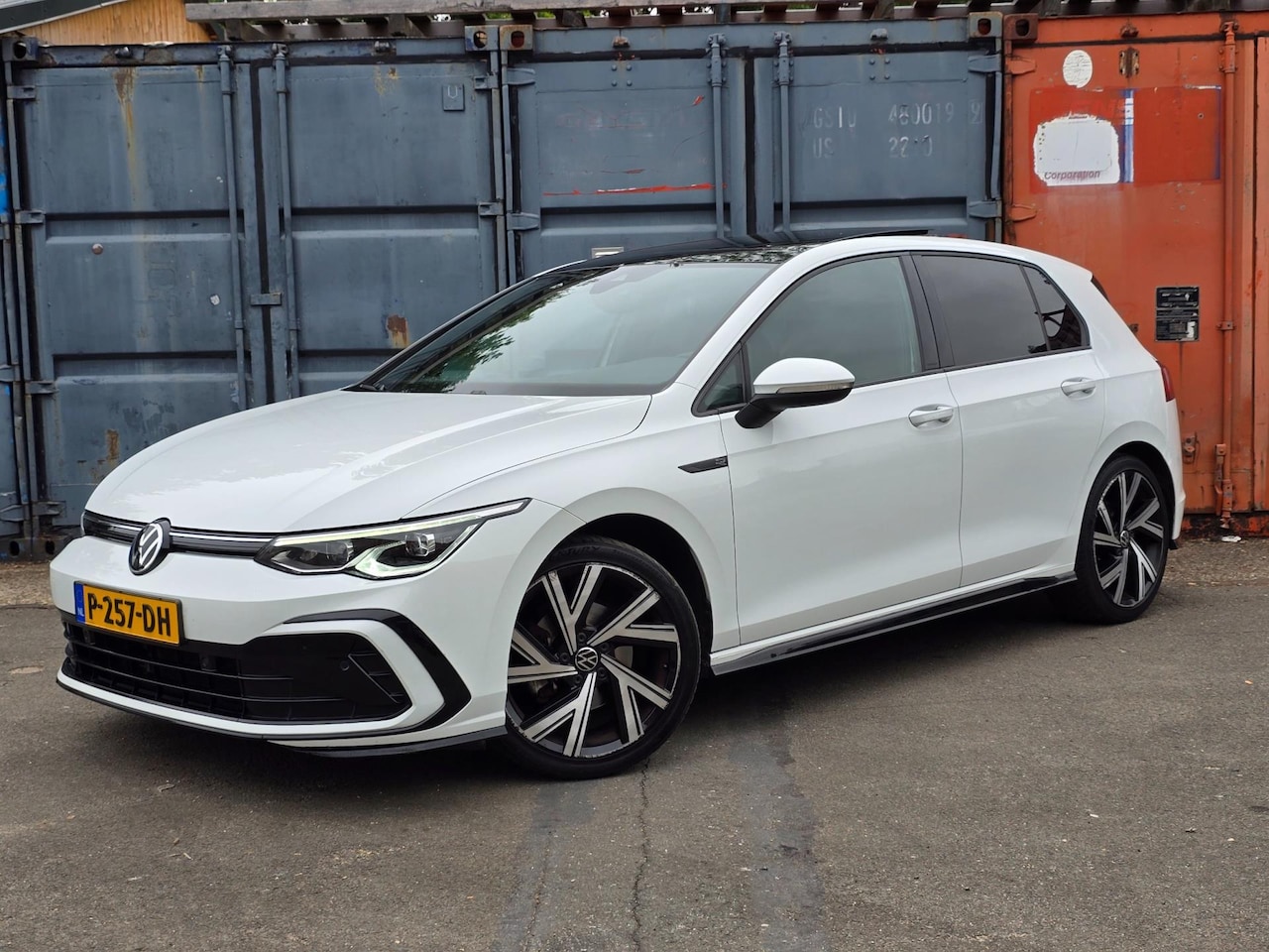 Volkswagen Golf - 1.5 TSI R-Line | IQ Lights | Panorama | Sfeer | Alcantara - AutoWereld.nl