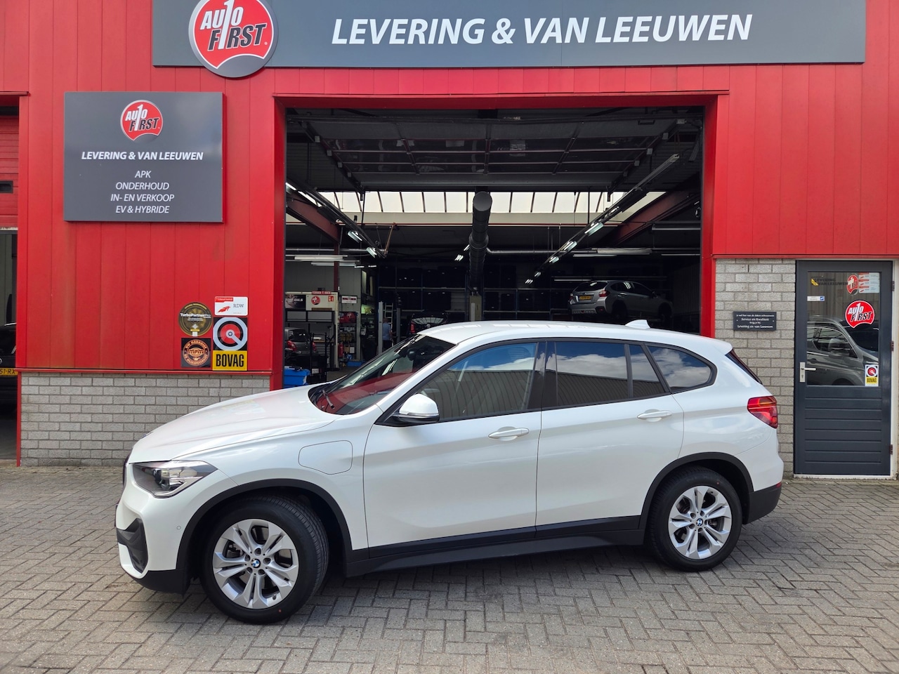 BMW X1 - XDrive25e PHEV Automaat Navigatie/ Parkeersensoren V+A/ Cruise control/ Rijklaarprijs! - AutoWereld.nl