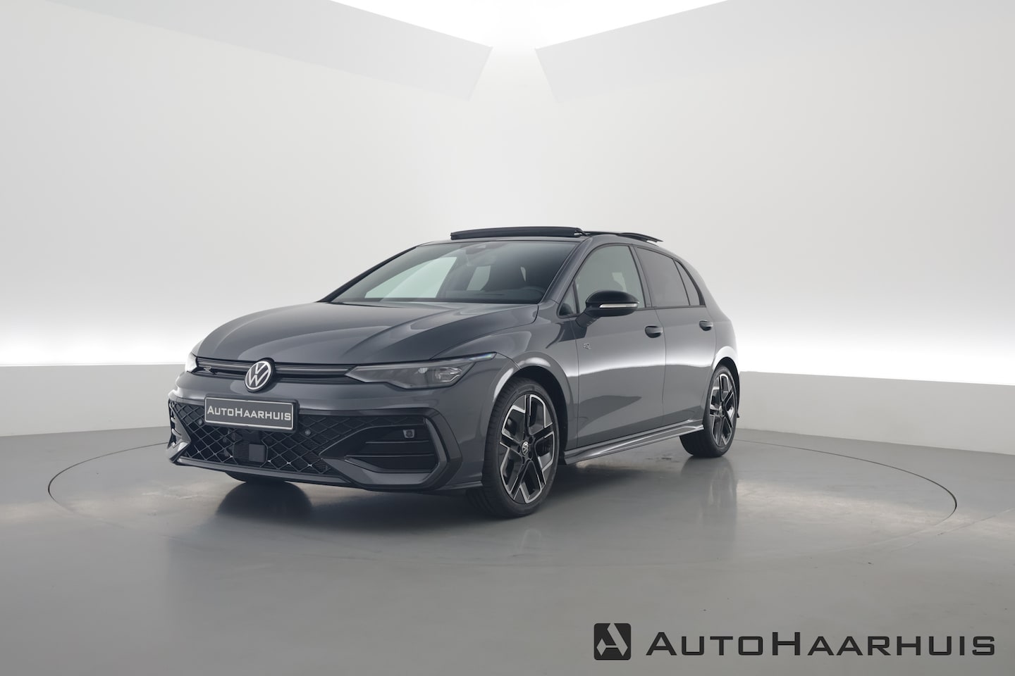 Volkswagen Golf - 1.5 eTSI R-Line DSG | MY25 | Pano | HUD | IQ. Light | Stoel- Stuurverw. | Camera | Apple C - AutoWereld.nl
