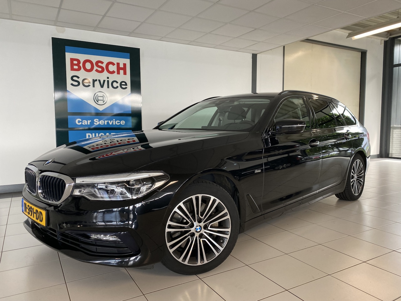BMW 5-serie Touring - 530i High Executive elec trekhaak / stoelverwarming /koeling / - AutoWereld.nl