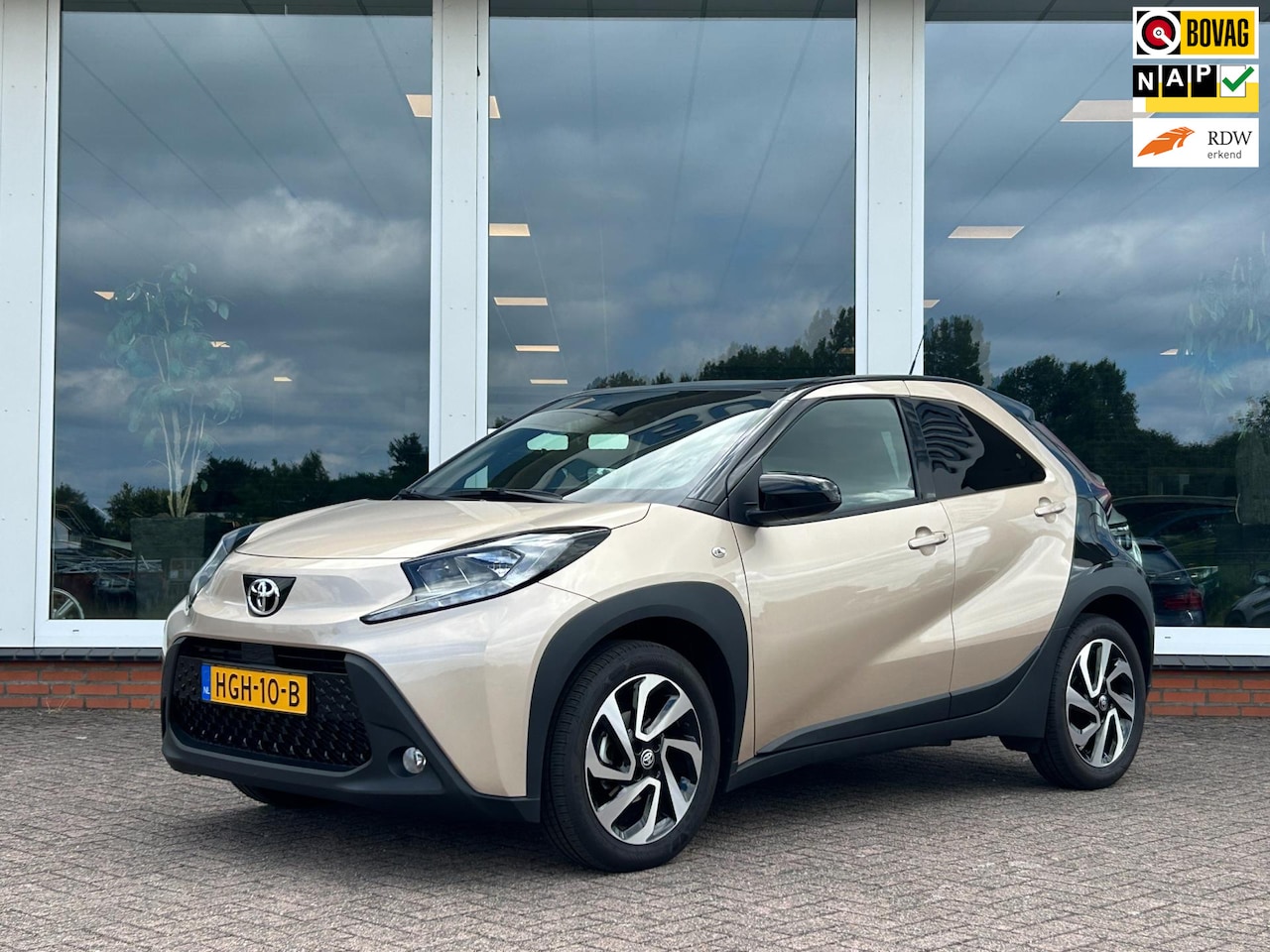 Toyota Aygo X - 1.0 VVT-i S-CVT Premium - Camera - 17" LM - Carplay - Two Tone - AutoWereld.nl