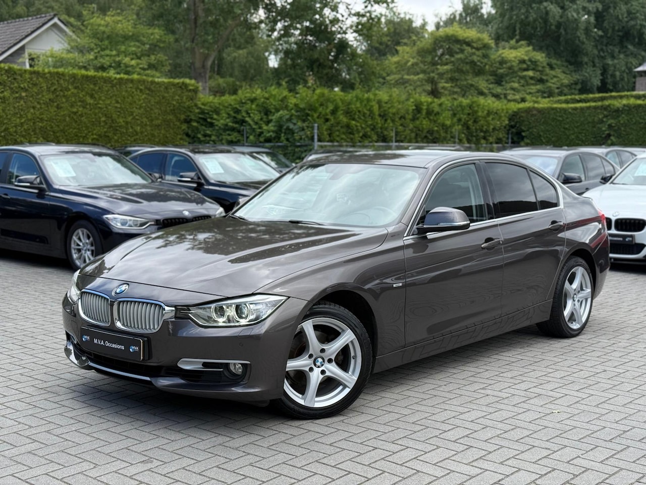 BMW 3-serie - 320i Upgrade Edition Sport|Nieuwe Ketting|Leder|Xenon|Groot navigatie|Cruise control|Nette - AutoWereld.nl